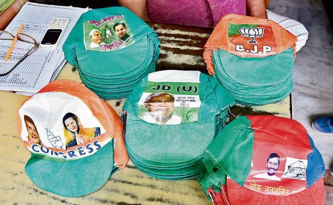 चुनावी मैदान में दिल्ली की टीशर्ट-टोपी, मुंबई से आ रहा मेटल बैज