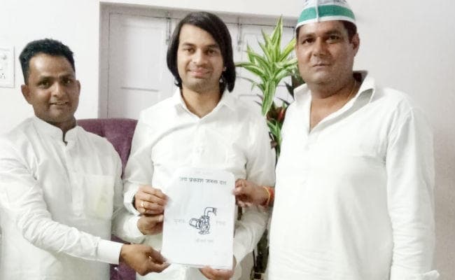 तेज प्रताप ने छोड़ी लालू की ''लालटेन''! समर्थकों को प्रत्याशी नहीं बनाने पर ''डीजल पंप'' के चिह्न पर उतारेंगे प्रत्याशी!, ट्वीट कर कहा...