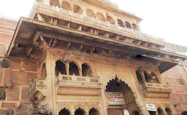Mathura : बांकेबिहारी मंदिर में टाइलें गिरीं, दो श्रद्धालु घायल