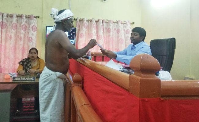 गुमला : झापा के देवकुमार व निर्दलीय सनिया ने भरा पर्चा, एक गाजे-बाजे के साथ, तो दूसरे पहुंचे अर्द्धनग्न