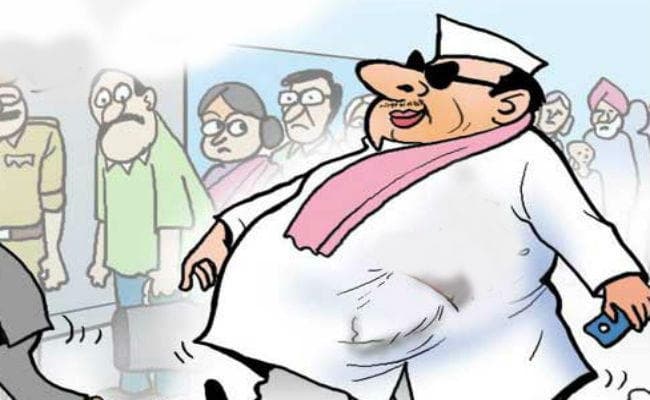 नेताओं का बदला पहनावा, गांधी टोपी और पायजामा-कुर्ता की जगह दिखने लगी पैंट-शर्ट