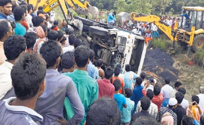 पचं : पिकअप पर गिरा हाइवा, एक ही परिवार के आठ की मौत