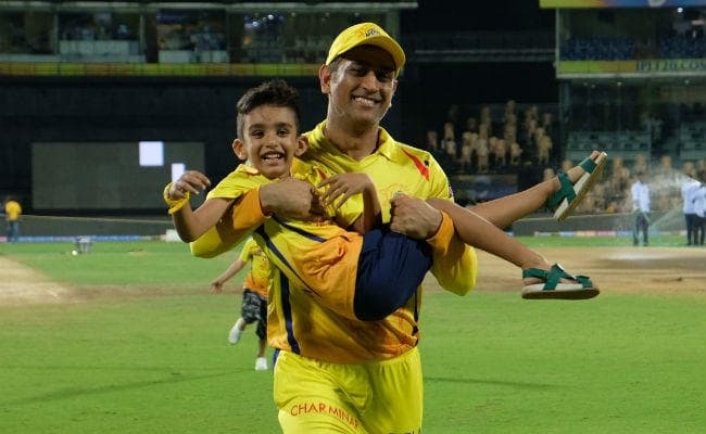 VIDEO : ये किसका बच्चा गोद में लेकर दौड़ रहे हैं MS DHONI, आप भी देखें वीडियो