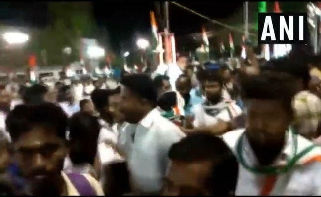 खाली कुर्सियों की फोटो ले रहा था पत्रकार, कांग्रेस कार्यकर्ताओं ने कर दी ठुकाई, वीडियो वायरल