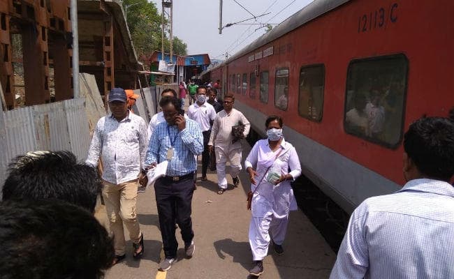 राजधानी एक्सप्रेस के यात्री फूड प्वाइजनिंग के शिकार, झारखंड के मुरी में ट्रेन के रुकते ही मची अफरा तफरी