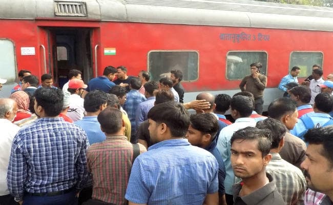 राजधानी एक्सप्रेस में फूड प्वाइजनिंग से 31 पैसेंजर्स हुए बीमार, भुवनेश्‍वर तक गयी डॉक्‍टर्स की टीम