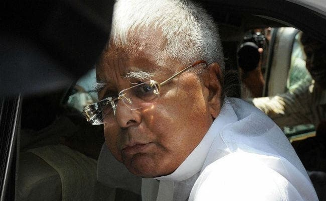 लालू के किताब से खुलासा, वीपी सिंह को मजबूत करने के लिए दी थी मंडल आयोग लागू करने की सलाह