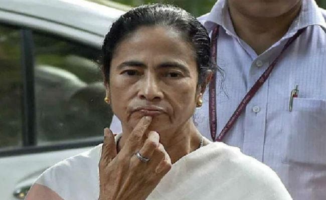 बंगाल : पुलिस अधिकारियों के तबादले पर ममता को चुनाव आयोग ने दिया जवाब