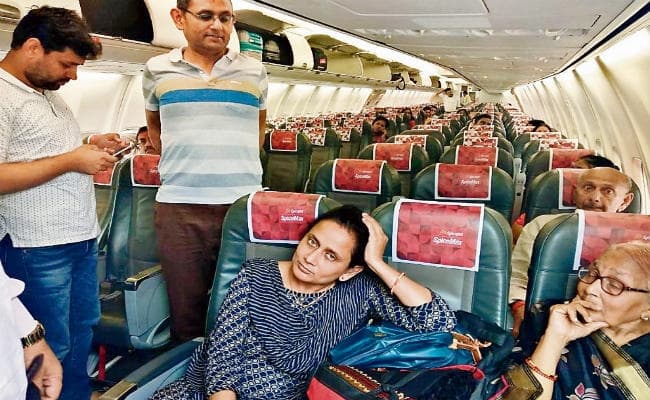 पटना : खराब मौसम से वाराणसी डायवर्ट हुई कोलकाता-पटना फ्लाइट, पूरी रात विमान में बैठे यात्रियों को न फूड पैकेट दिया न चाय-पानी