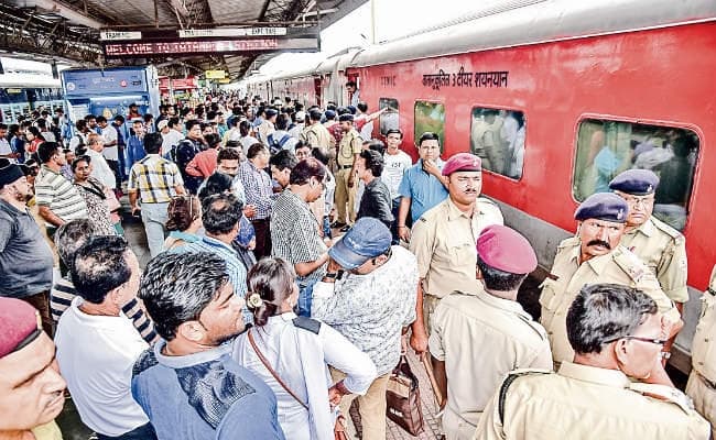 जमशेदपुर : दस्त और पेट दर्द पर रेलमंत्री को ट्वीट देखते-देखते 36 यात्री हो गये बीमार, बर्ड फ्लू की आशंका