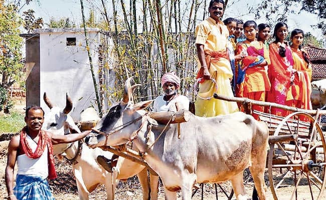 कइसे वोट देबउ अबरी, देख न समझे न आ रह हऊ....., गुमला में बैलगाड़ी से मतदाताओं को जागरूक कर रहे हैं महावीर