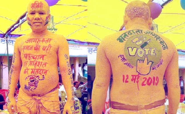 मतदाता जागरूकता को लेकर गुरुजी ने शरीर पर लिखा स्लोगन, रोमांचित हुए वोटर