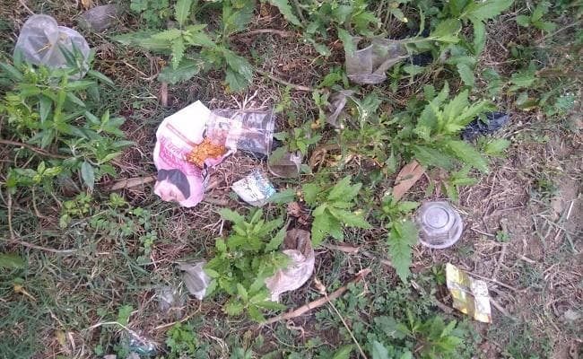 19 वर्षीय युवक का शव मिलने से सनसनी, शव के आसपास मिला देसी शराब का पाउच व डिस्पोजल ग्लास