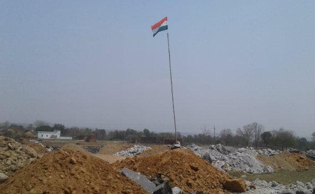 किसानों का गांधीगीरी प्रदर्शन तीसरे दिन भी जारी, जमीन की सुरक्षा के लिए लगाया तिरंगा