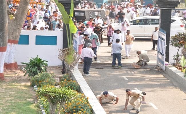 लोकसभा चुनाव : नामांकन को लेकर जुटे थे समर्थक, तभी गिरा मधुमक्खी का छत्ता और फिर...