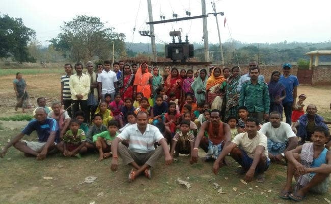 चुनावी मुद्दा : सिमडेगा के पाडो में डेढ़ साल से बिजली नहीं, लोग परेशान