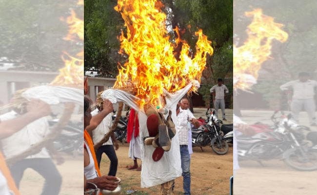 चतरा : मयूरहंड व इटखोरी बुंदेल समाज ने भाजपा प्रत्याशी सुनील सिंह का पुतला जलाया