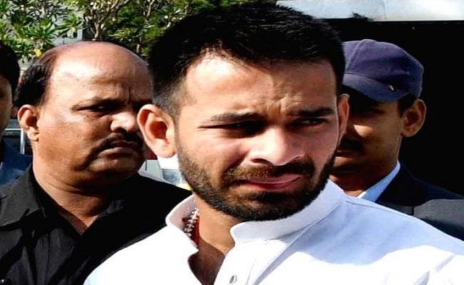 पटना : तेज प्रताप पहुंचे राजद कार्यालय, आज दीदी मीसा भारती के लिए करेंगे चुनाव प्रचार