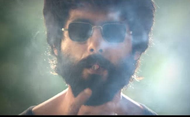 #KabirSingh : शाहिद कपूर ने राउडी अंदाज में मारी इंट्री, कियारा को किया किस, दिखे कई शेड्स