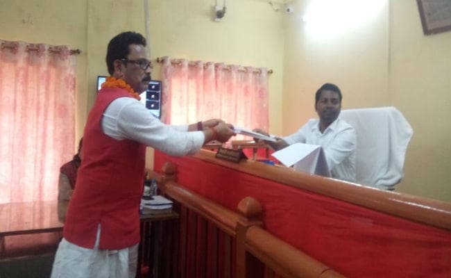 कांग्रेस प्रत्याशी सुखदेव भगत ने किया नामांकन, पूर्व सांसद रामेश्वर सहित कई बड़े नेता नहीं आये नजर