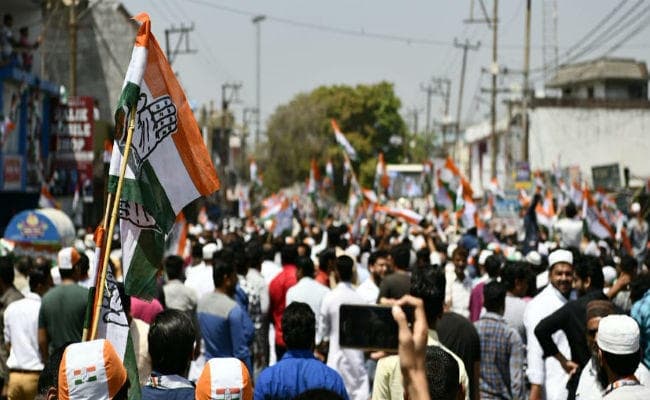 बिजनौर: रोड शो में लगे  ‘मोदी-मोदी'' के नारे, तो प्रियंका गांधी ने भाजपा समर्थकों पर उछाल दिया फूल और...