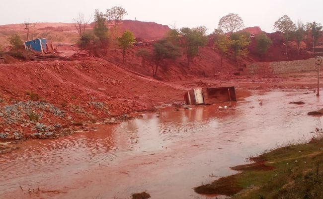 मुरी के हिंडाल्को में हादसा : कास्टिक तालाब धंसा, कई के दबे होने की आशंका, जांच के आदेश VIDEO