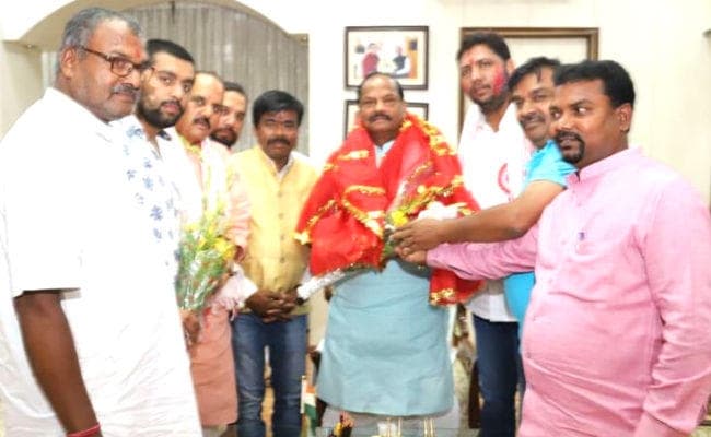 श्री महावीर मंडल रांची के पदाधिकारी CM रघुवर से मिले, जुलूस में शामिल होने की अपील की