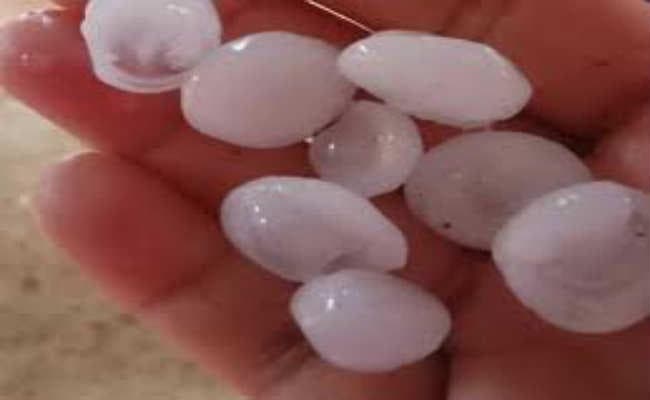 ओलावृष्टि से दर्जनों घरों के छप्पर उड़े, बढ़ी परेशानी