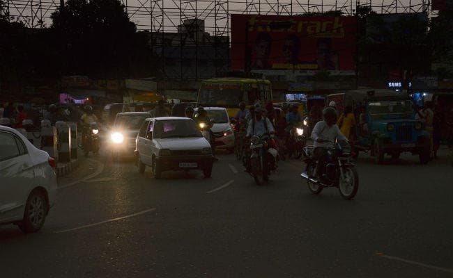 पटना : बदल गया मौसम का अंदाज, दोपहर में रात-सा नजारा, कहीं बारिश, तो कहीं गिरे ओले