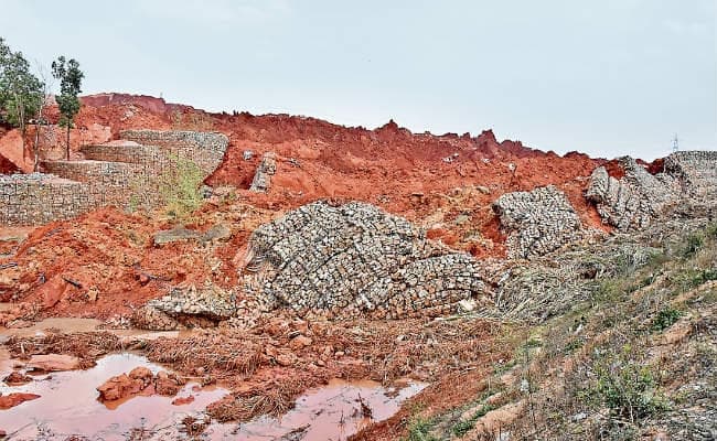 मुरी में हिंडाल्को का कास्टिक तालाब धंसा, एक की मौत कई के दबे होने की आशंका, फैक्ट्री सील, जांच का आदेश