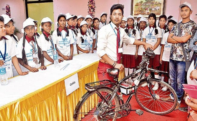 झारखंड: 15 साल के सूरज ने बनायी बैटरी चालित साइकिल