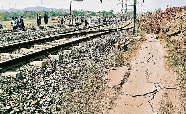 हिंडाल्को कांड : पटरी के आसपास फैल गया कीचड़, रेल परिचालन प्रभावित