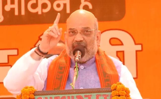 एटा में बोले अमित शाह-  यूपी में योगी सरकार ने गुंडों को उल्टा लटकाकर सीधा करने का काम किया