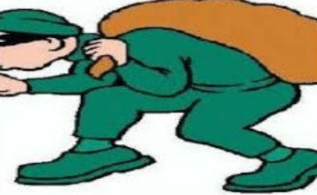 बरकट्ठा : बेटी की शादी के लिए रखा था लाखों रुपये और जेवरात, चोरों ने किया ”हाथ साफ”
