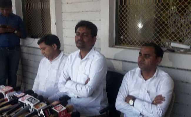 गुजरात में कांग्रेस को झटका, अल्पेश समेत तीन विधायकों ने पार्टी छोड़ी; भाजपा में शामिल होने से इनकार