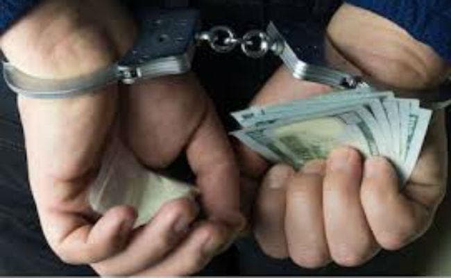 कोलकाता एयरपोर्ट से 90 हजार यूएस डॉलर जब्त, दो गिरफ्तार