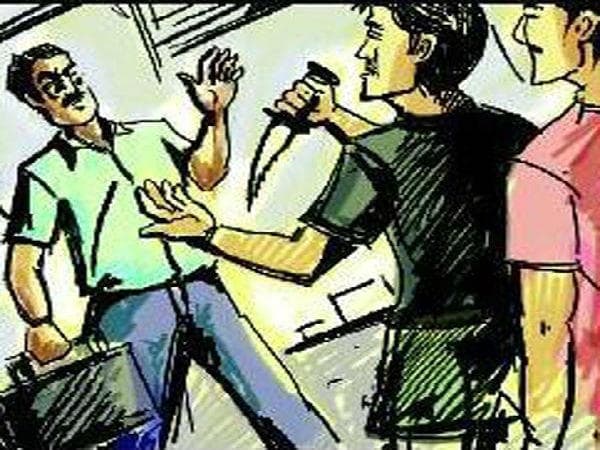 32 हजार छीन कर भागे तीन विदेशी