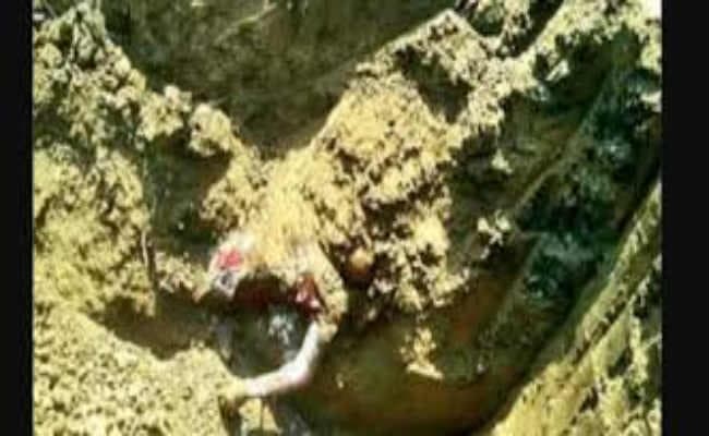 पत्नी व बेटी की हत्या कर शव खेत में गाड़ा