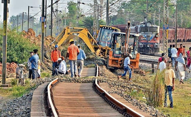मुरी : हिंडाल्को फैक्ट्री चलाने का आदेश रद्द फोन से होगा मलबे में दबे की पहचान, कंपनी ने कहा, चार लोग घायल, एक लापता