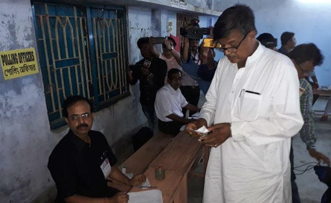 ममता बनर्जी के मंत्री का आरोप- मतदान केंद्रों पर भाजपा समर्थक खुलेआम घूम रहे हैं हथियार लेकर