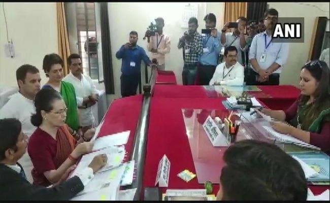 गांधी परिवार के गढ़ राय बरेली से सोनिया गांधी ने परचा दाखिल किया, पूर्व कांग्रेसी विधायक से होगा मुकाबला