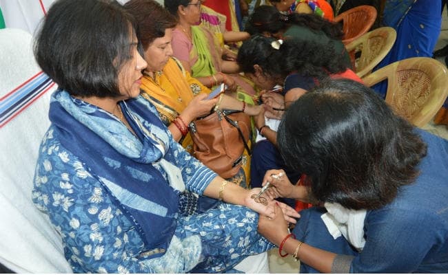 मतदान प्रतिशत बढ़ाने के लिए मेहंदी प्रतियोगिता का आयोजन