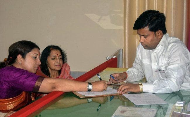 पूजा-पाठ के बाद स्मृति ईरानी ने किया नामांकन, योगी संग किया रोडशो