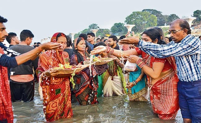 उदीयमान सूर्य के अर्घ के साथ चैती छठ महापर्व संपन्‍न