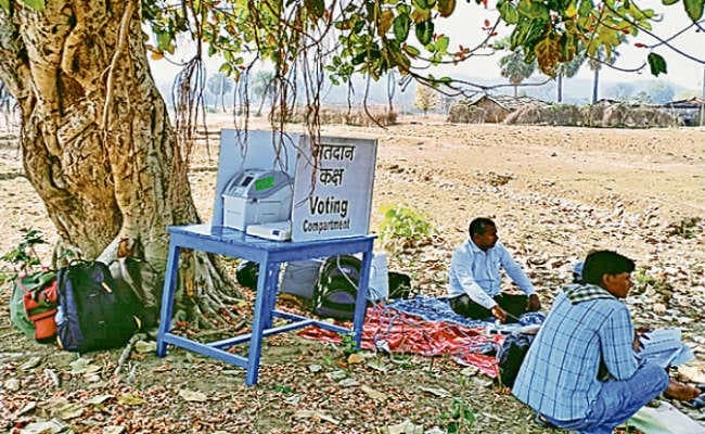 गया के डुमरिया में केन बम बरामद, पेड़ के नीचे हुई वोटिंग