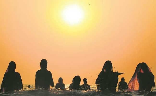 कांच ही बांस के बहंगिया, बहंगी लचकत जाए...