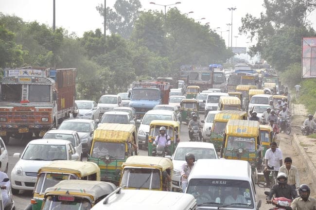 शहर में बढ़ रहा ट्रैफिक का दबाव