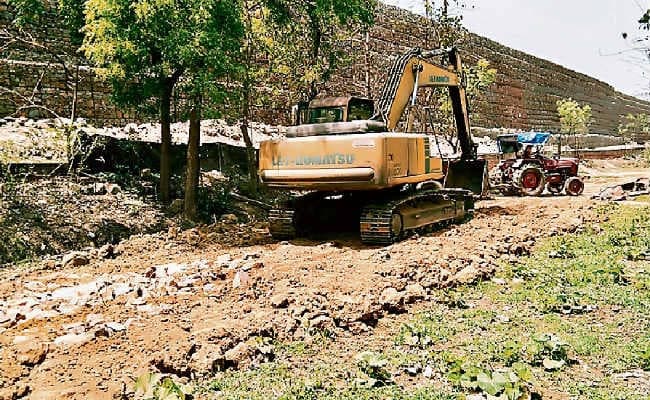 कॉस्टिक तालाब से 46 घंटे बाद मलबा हटाने का काम शुरू, हिंडाल्को हादसे की जांच के लिए चार सदस्यीय कमेटी बनी