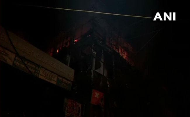 दिल्‍ली: उत्‍तम नगर में शॉपिंग कॉम्‍प्‍लेक्‍स में लगी भीषण आग, दमकल की 25 गाडि़यां पहुंची