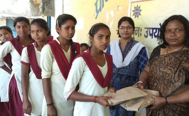 कसमार : स्‍कूली छात्राओं के बीच सेनिटरी पैड वितरण और पौधारोपण कार्यक्रम